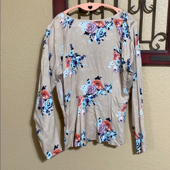 Buckle blouse - Picture 4 of 4